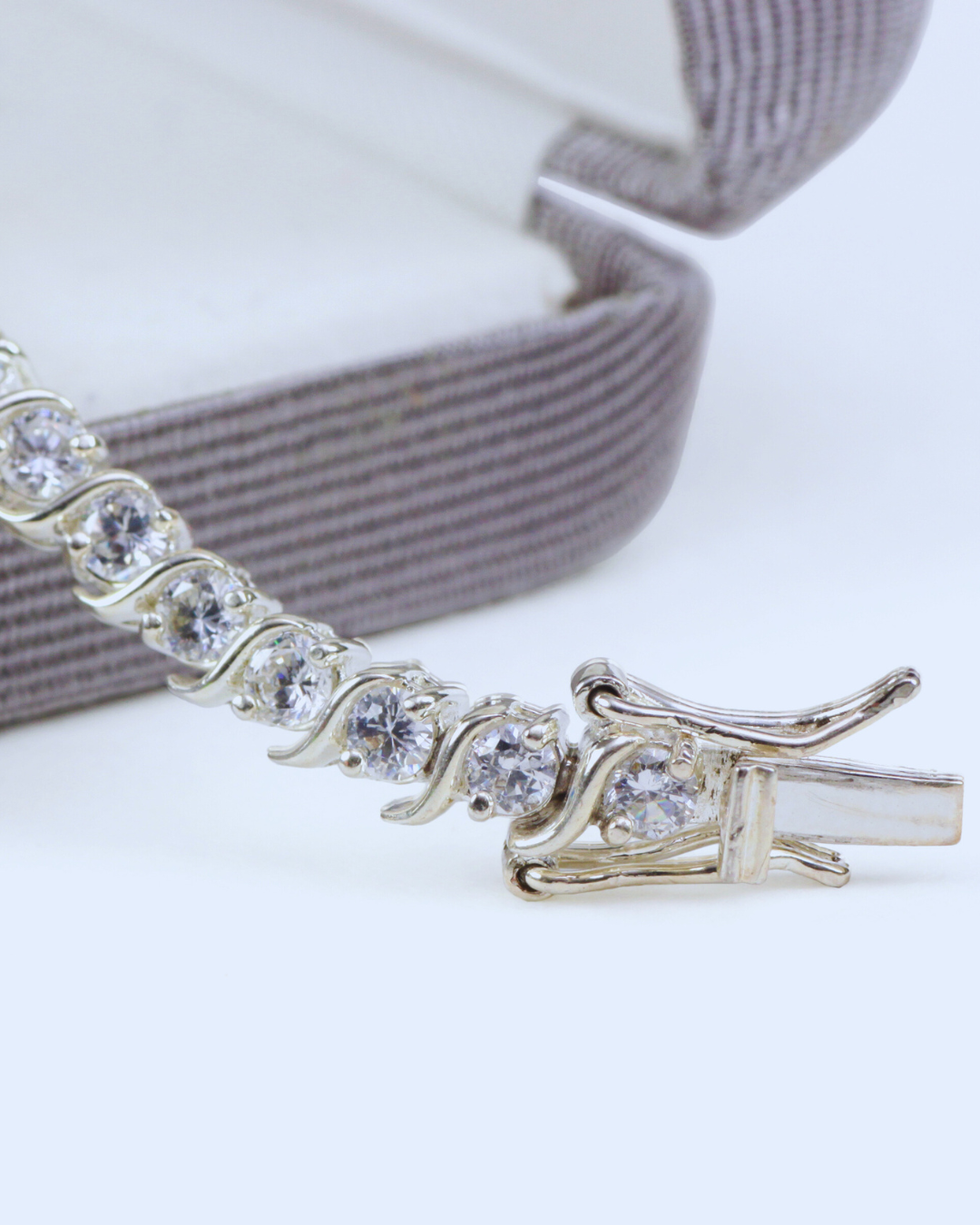 Il Bracciale Tennis con Diamanti: Un Gioiello Intramontabile per Ogni Donna