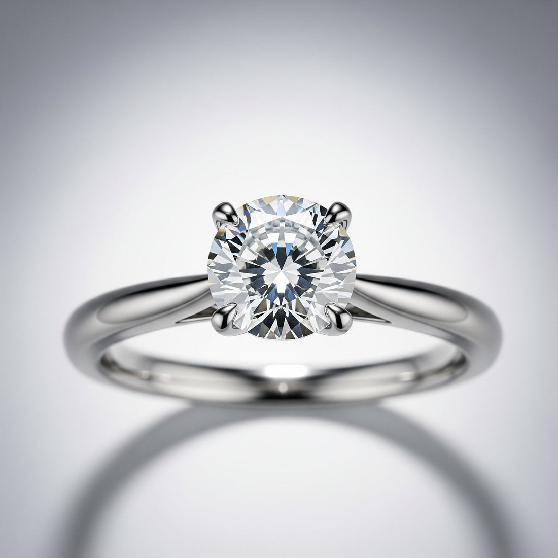Primo piano di un elegante anello di fidanzamento solitario con diamante certificato su sfondo neutro, che ne esalta la brillantezza e il taglio
