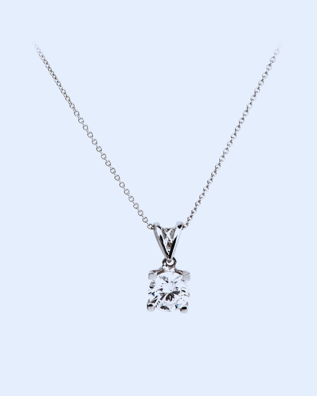 Collana punto luce in oro bianco con pendente solitario a diamante rotondo brillante, su catenina sottile. Gioiello elegante e minimalista di Atelier Diamanti per donna