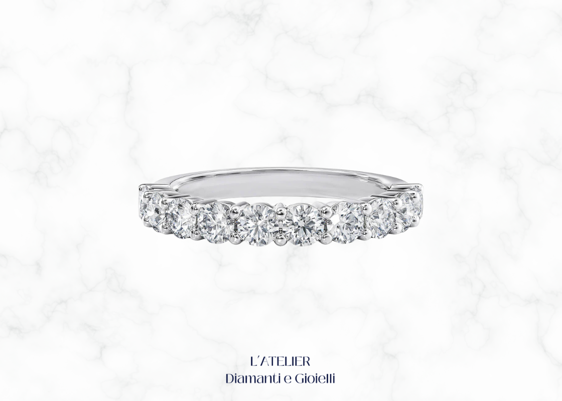 Lussuoso anello 'Eterna Luce' in oro 18 carati con diamanti, che irradia una brillantezza eccezionale. Gioiello simbolo di amore e luce eterna