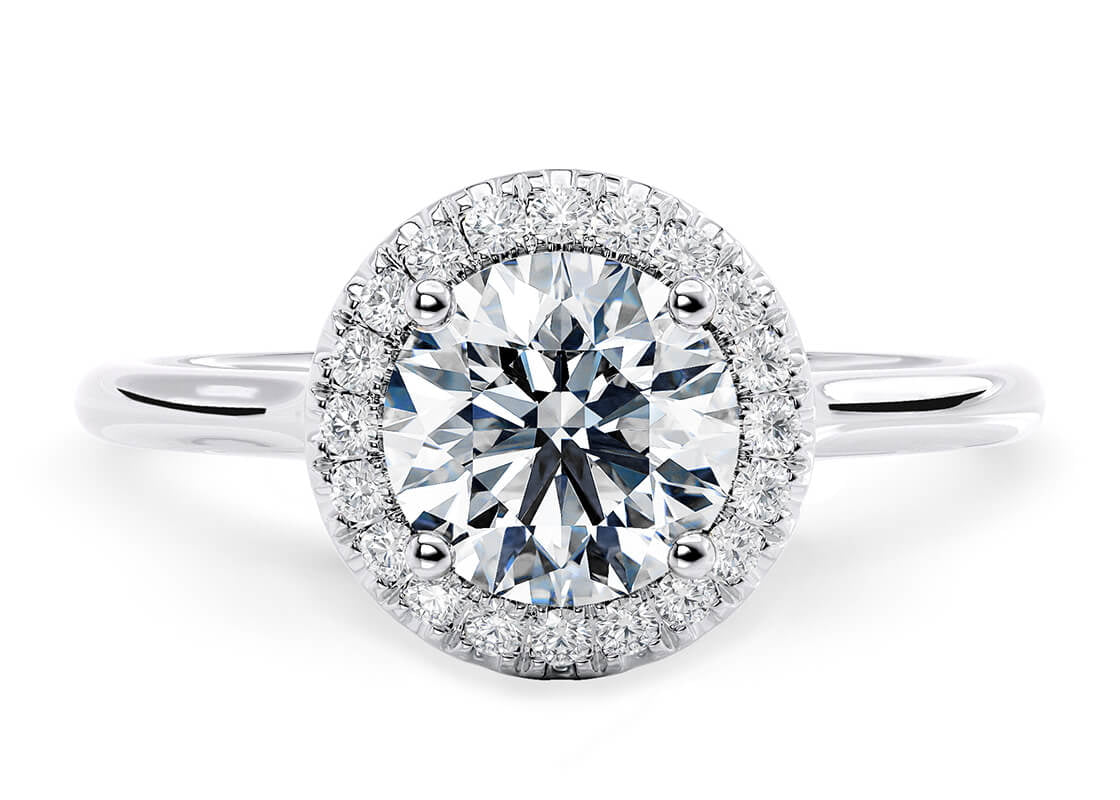 Elegante anello solitario halo in oro 18 carati con diamante centrale circondato da un pavé di diamanti. Gioiello di fidanzamento lussuoso e brillante.