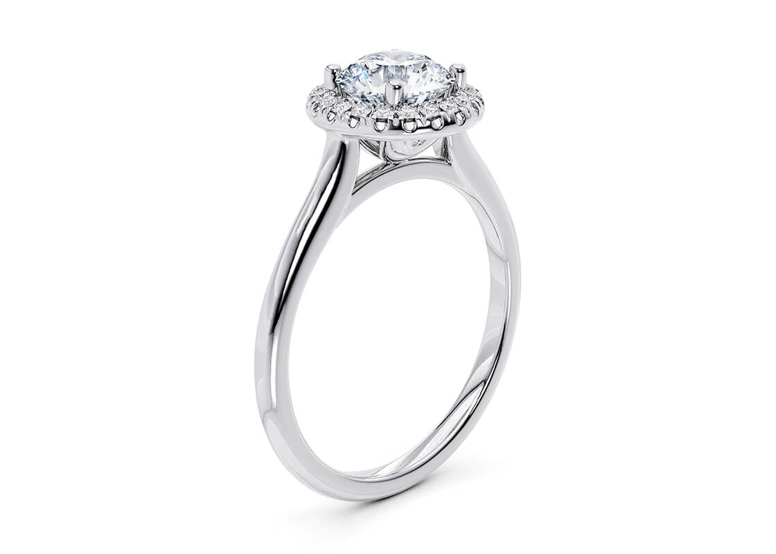 Elegante anello solitario halo in oro 18 carati con diamante centrale circondato da un pavé di diamanti. Gioiello di fidanzamento lussuoso e brillante.