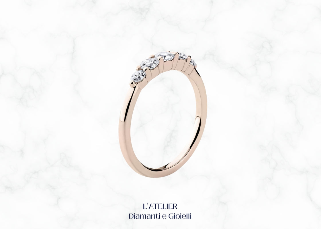 Gioiello di rappresentanza Veretta con 5 Diamanti in Oro 18kt al dito, design classico ed elegante, completamente personalizzabile Atelier Diamanti Roma.