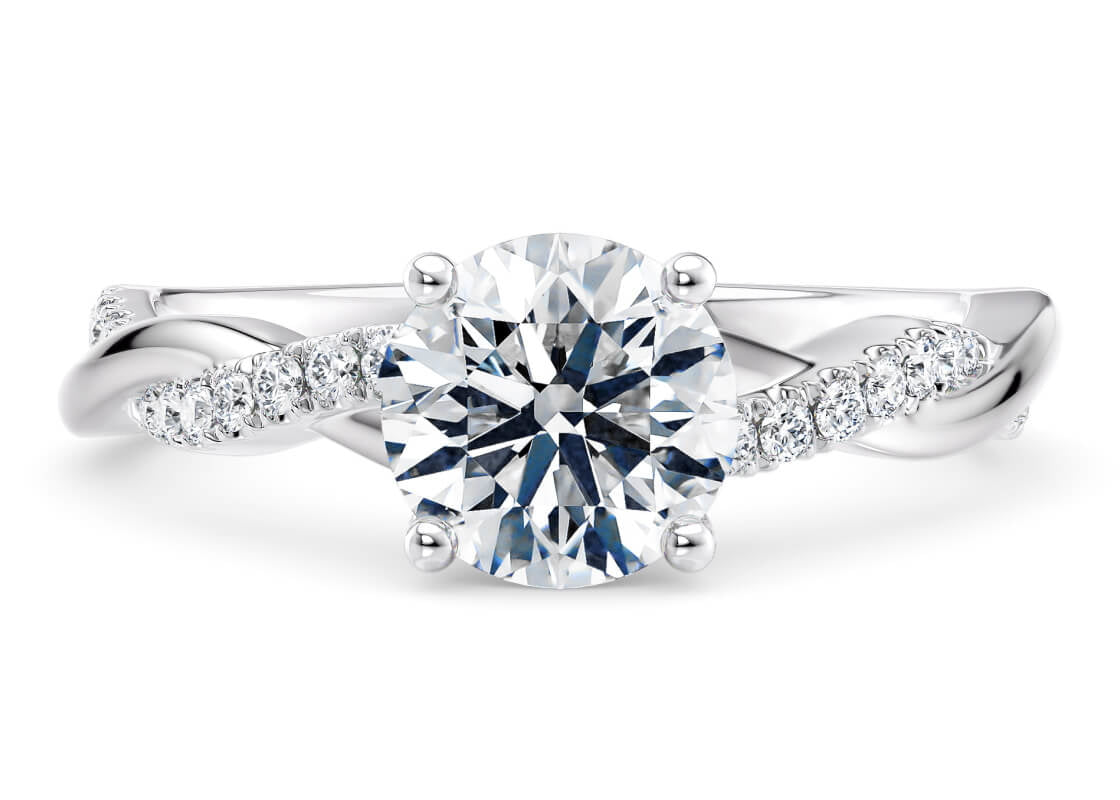 Elegante anello con fascia intrecciata in oro 18 carati, impreziosita da diamanti incastonati. Gioiello dal design unico e scintillante, simbolo di unione