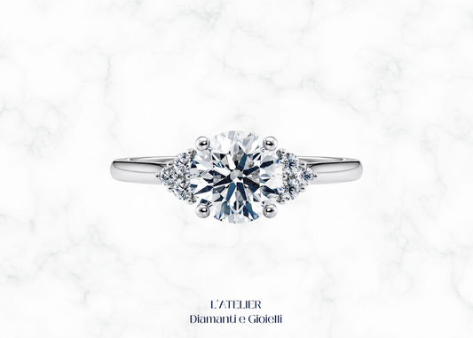 Elegante anello in oro 18 carati con diamanti, dal design luminoso che evoca il cielo stellato. Gioiello raffinato e brillante.