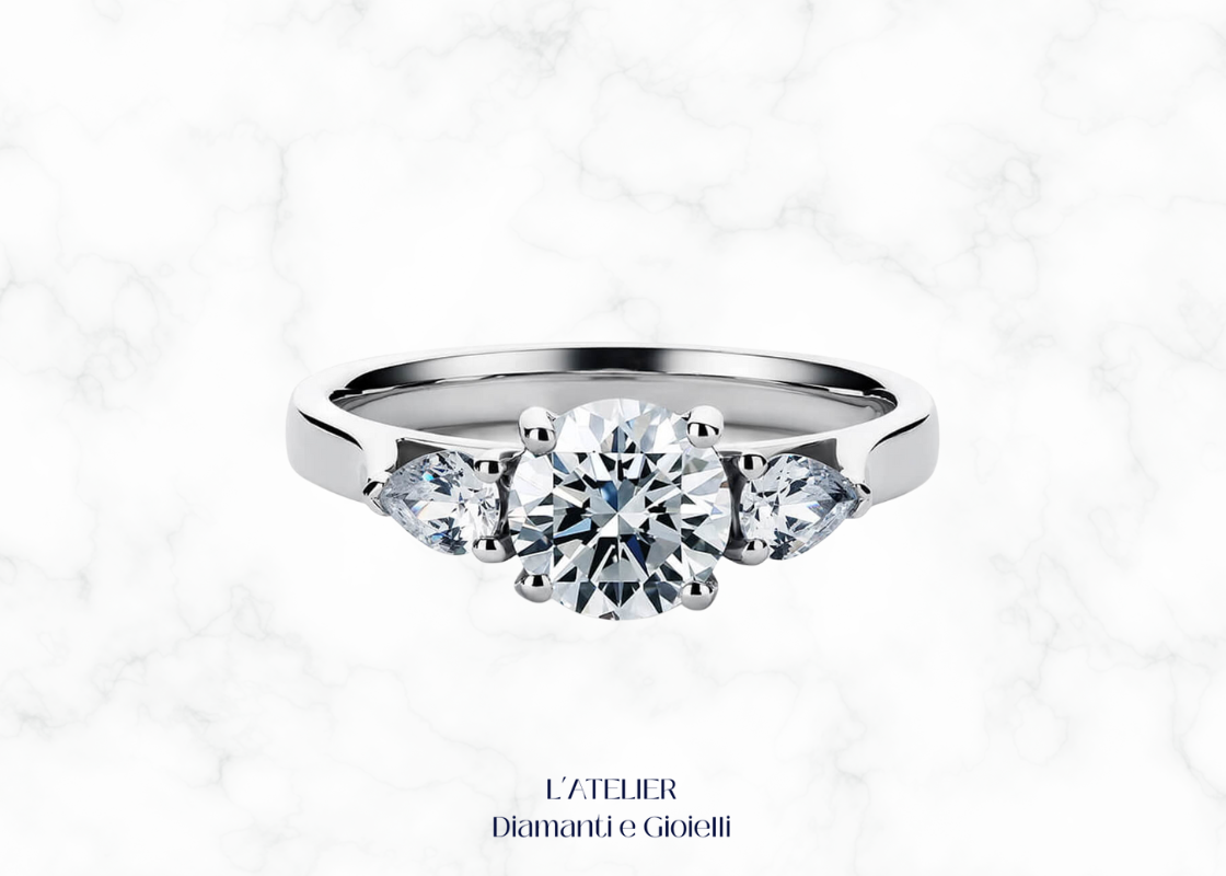 Elegante anello in oro 18 carati con diamanti taglio goccia centrali e fascia con pavé di diamanti. Gioiello lussuoso e distintivo.