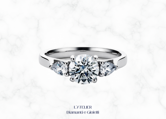 Elegante anello in oro 18 carati con diamanti taglio goccia centrali e fascia con pavé di diamanti. Gioiello lussuoso e distintivo.