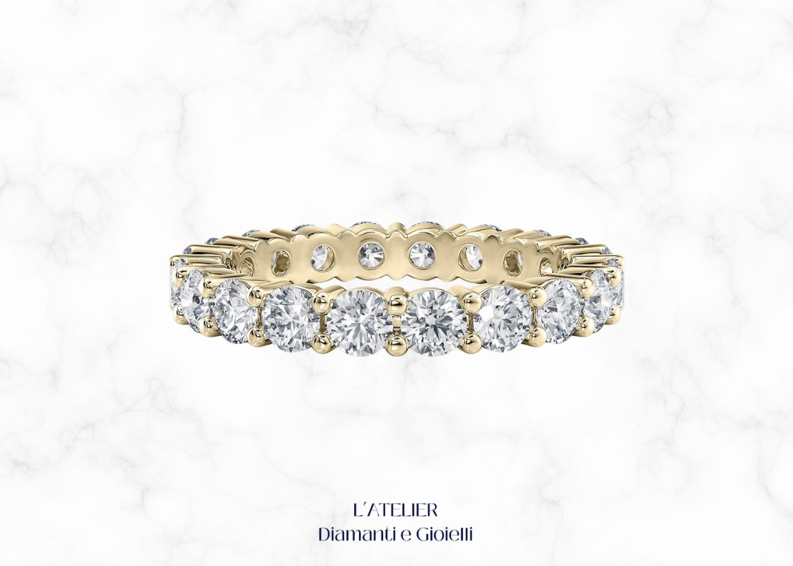 Anello Anniversario Veretta "Regale" in Oro 18kt al dito, stile imponente, personalizzabile per caratura e qualità , Atelier Diamanti Roma.