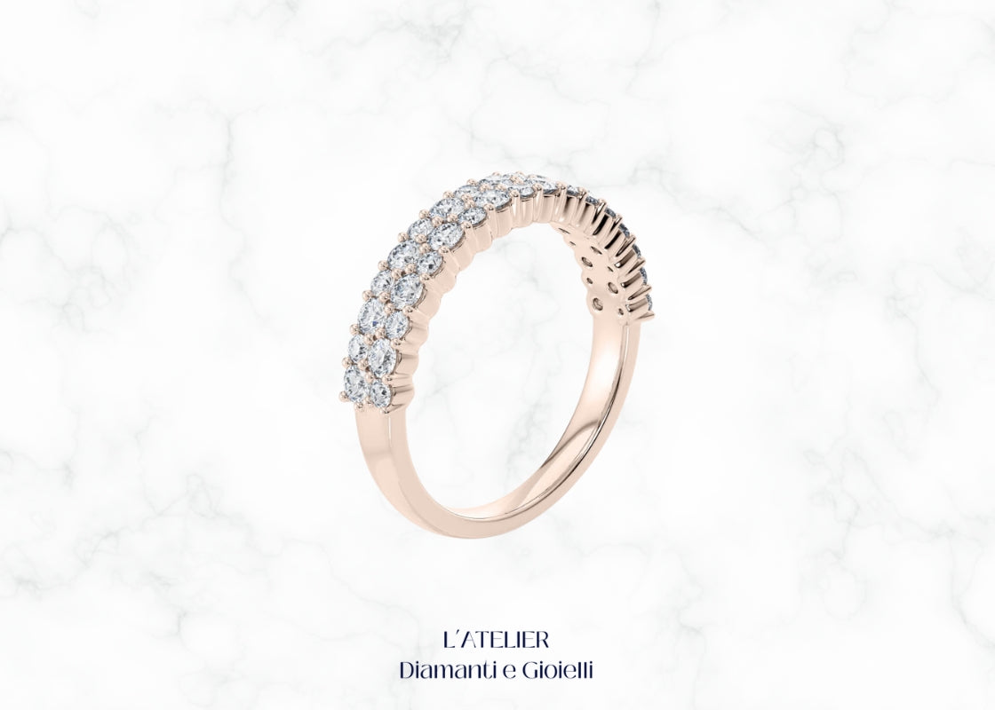 Lussuoso anello eternity 'Splendore Eterno' in oro 18 carati, interamente ricoperto di diamanti brillanti. Gioiello simbolo di amore eterno e raffinatezza