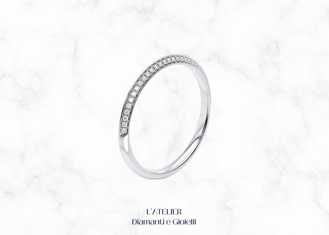 Elegante anello pavé in oro 18 carati con due file parallele di diamanti brillanti incastonati. Gioiello lussuoso e scintillante