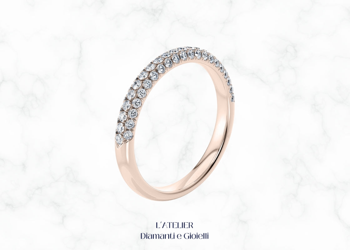 Anello "Unione Perfetta" in Oro 18kt, veretta curvo con diamanti per abbinamento armonioso a un solitario, gioielleria artigianale italiana.