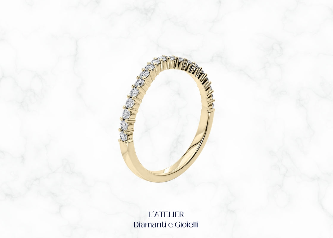 Elegante fascia pavé in oro 18 carati, interamente ricoperta di piccoli diamanti incastonati, creando un effetto di luce continua. Gioiello lussuoso e brillante