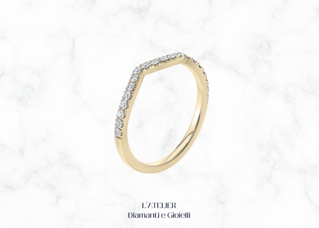 Elegante anello eternity curvo in oro 18 carati con diamanti incastonati lungo tutta la fascia. Gioiello di lusso, ideale come fede nuziale o anello di anniversario.
