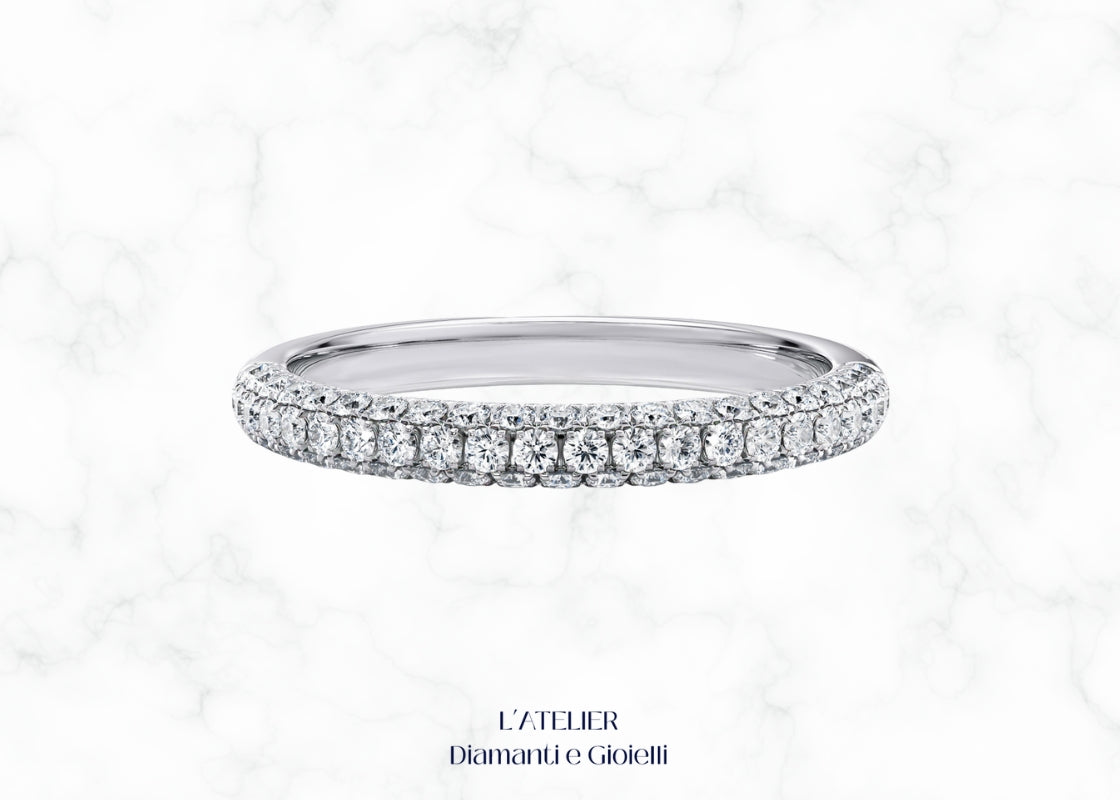 Anello "Unione Perfetta" in Oro 18kt, veretta curvo con diamanti per abbinamento armonioso a un solitario, gioielleria artigianale italiana.