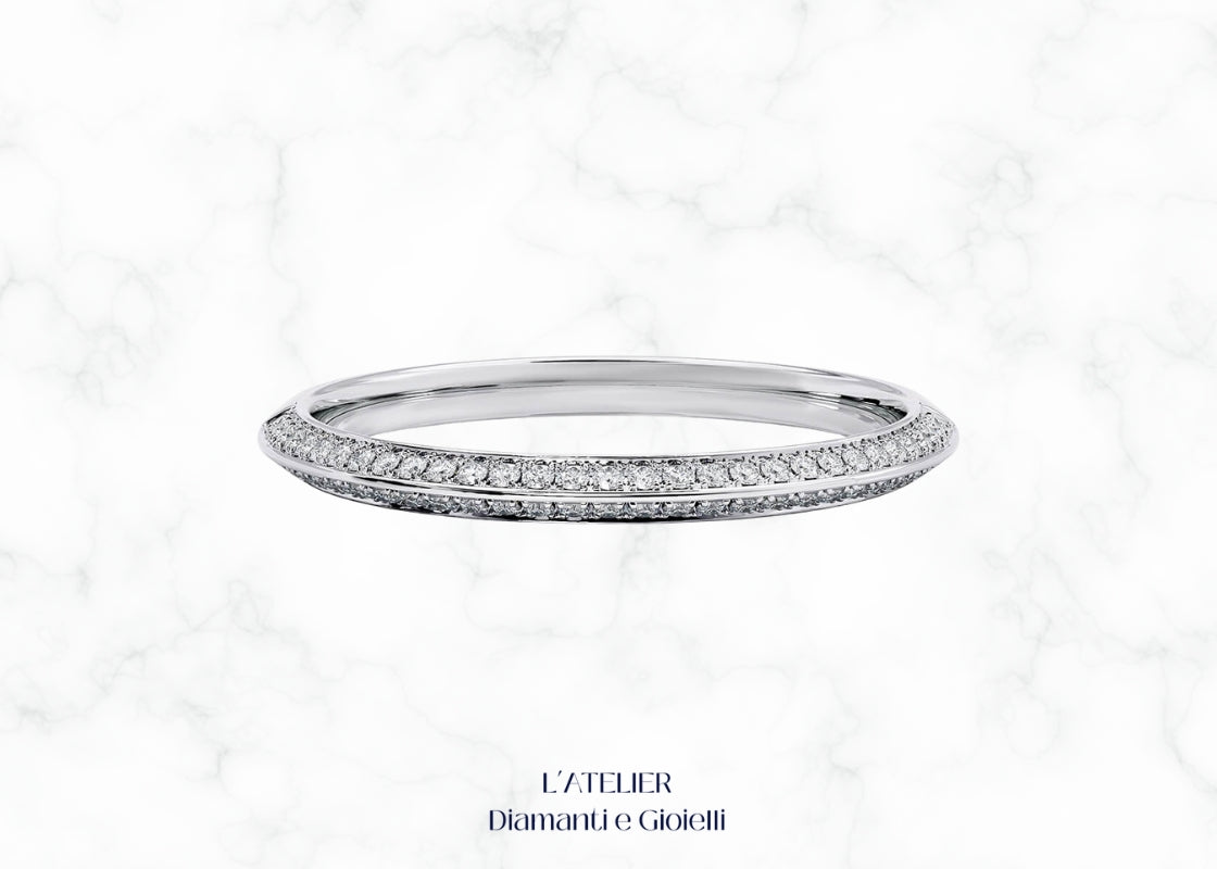 Elegante anello pavé in oro 18 carati con due file parallele di diamanti brillanti incastonati. Gioiello lussuoso e scintillante