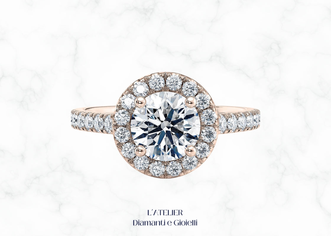 Anello Solitario Halo rotondo in Oro 18kt con Diamante Centrale e Pavé sul Gambo, gioiello di fidanzamento certificato Atelier Diamanti.