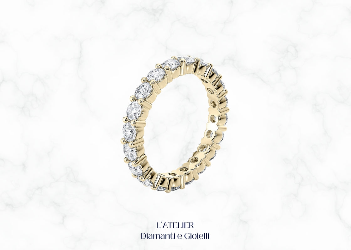 Anello Anniversario Veretta "Regale" in Oro 18kt al dito, stile imponente, personalizzabile per caratura e qualità , Atelier Diamanti Roma.