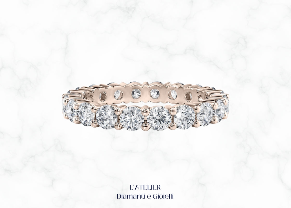 Anello Anniversario Veretta "Regale" in Oro 18kt al dito, stile imponente, personalizzabile per caratura e qualità , Atelier Diamanti Roma.