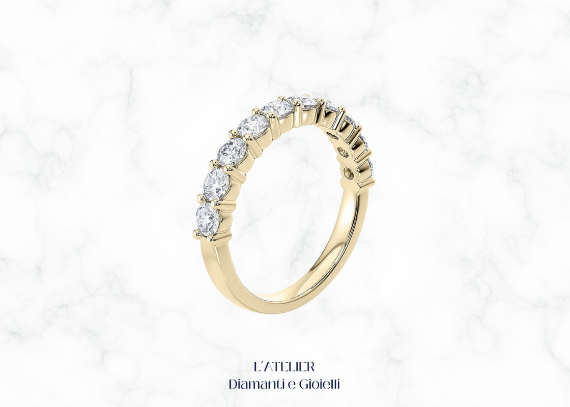 Lussuoso anello 'Eterna Luce' in oro 18 carati con diamanti, che irradia una brillantezza eccezionale. Gioiello simbolo di amore e luce eterna