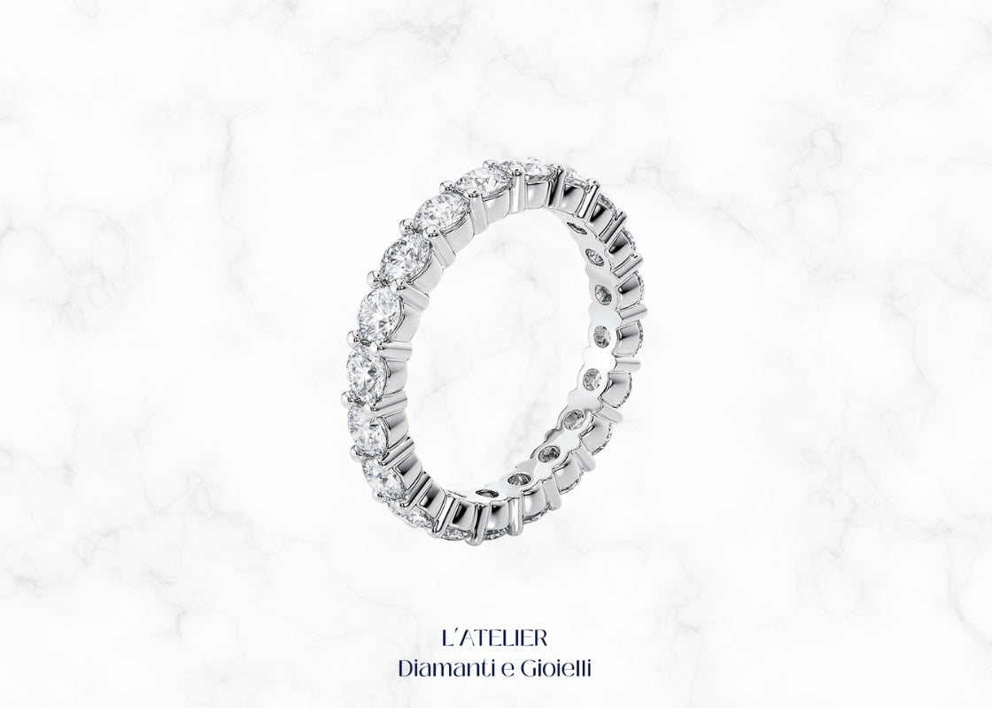 Anello Anniversario Veretta "Regale" in Oro 18kt al dito, stile imponente, personalizzabile per caratura e qualità , Atelier Diamanti Roma.