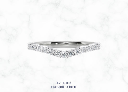 Elegante fascia pavé in oro 18 carati, interamente ricoperta di piccoli diamanti incastonati, creando un effetto di luce continua. Gioiello lussuoso e brillante