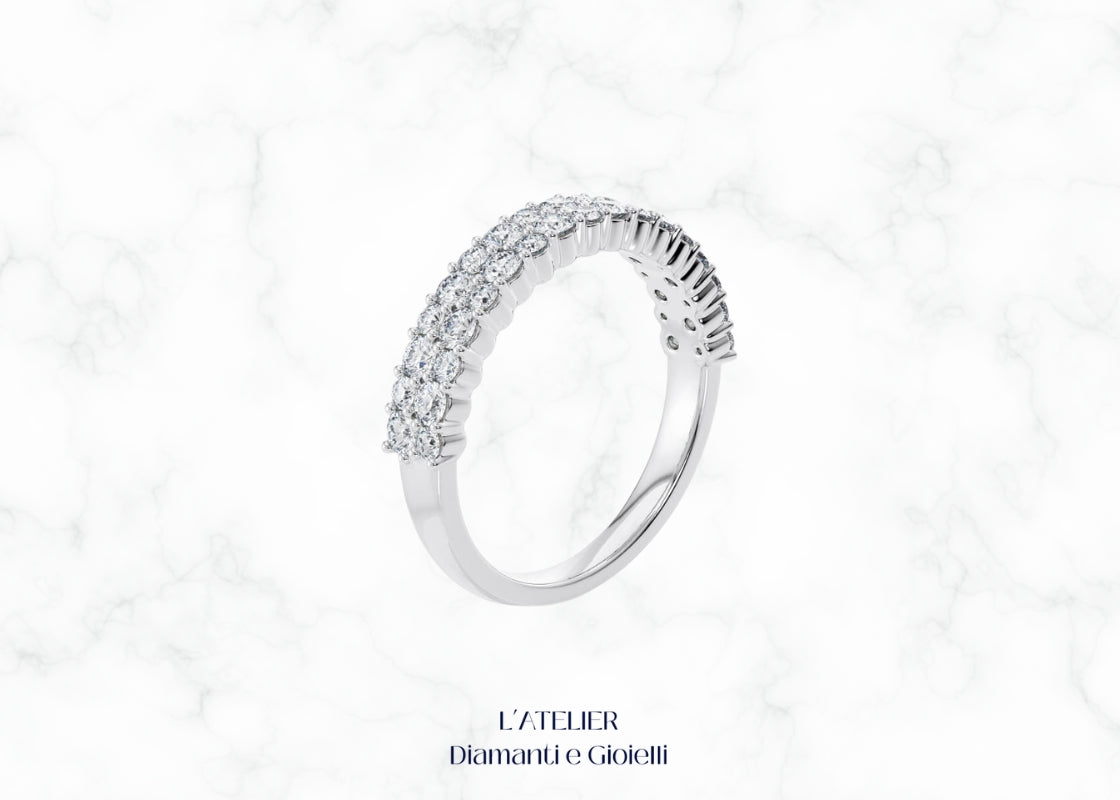 Lussuoso anello eternity 'Splendore Eterno' in oro 18 carati, interamente ricoperto di diamanti brillanti. Gioiello simbolo di amore eterno e raffinatezza