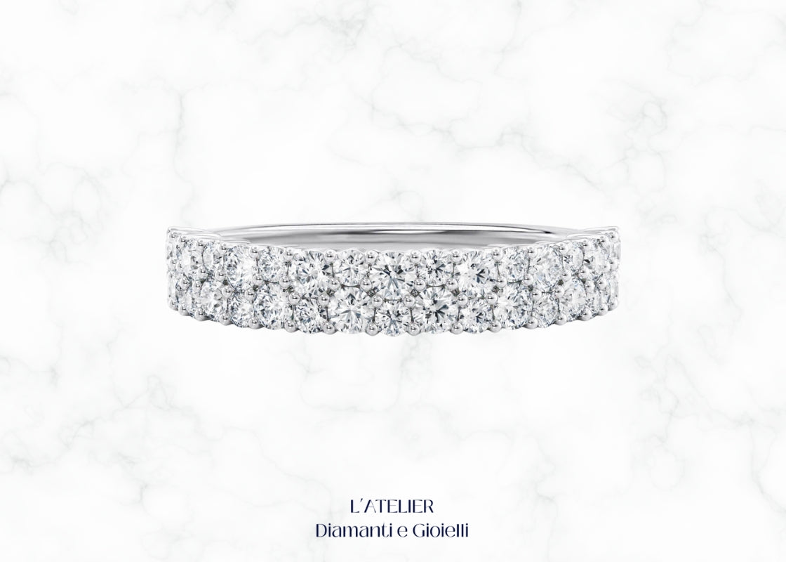 Lussuoso anello eternity 'Splendore Eterno' in oro 18 carati, interamente ricoperto di diamanti brillanti. Gioiello simbolo di amore eterno e raffinatezza