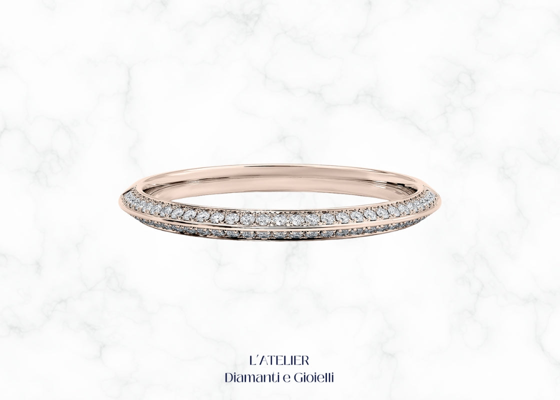 Elegante anello pavé in oro 18 carati con due file parallele di diamanti brillanti incastonati. Gioiello lussuoso e scintillante