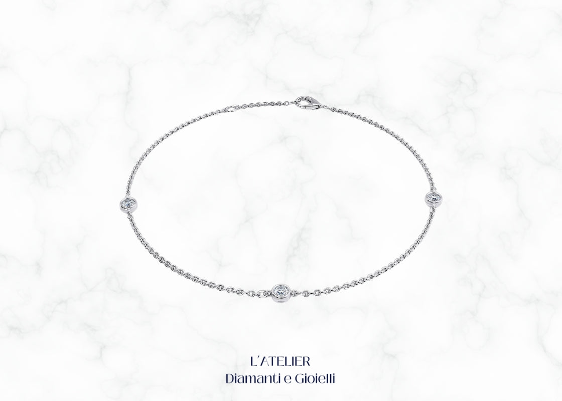 Elegante bracciale in oro 18 carati con tre diamanti brillanti. Gioiello raffinato e lussuoso, perfetto per ogni occasione