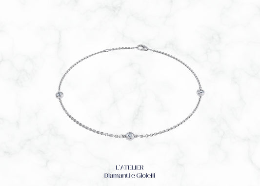 Elegante bracciale in oro 18 carati con tre diamanti brillanti. Gioiello raffinato e lussuoso, perfetto per ogni occasione