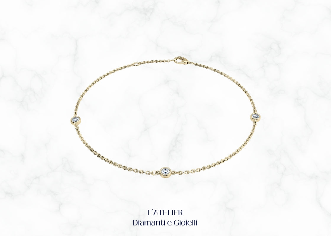 Elegante bracciale in oro 18 carati con tre diamanti brillanti. Gioiello raffinato e lussuoso, perfetto per ogni occasione