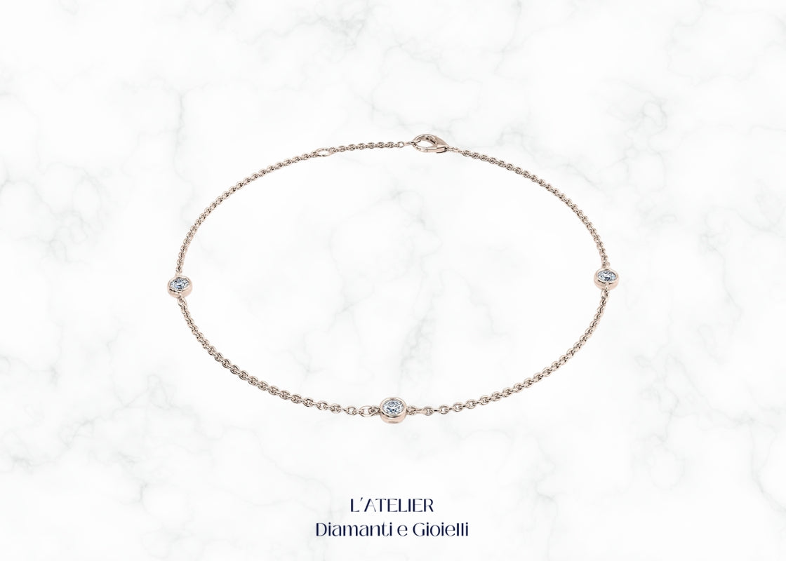 Elegante bracciale in oro 18 carati con tre diamanti brillanti. Gioiello raffinato e lussuoso, perfetto per ogni occasione