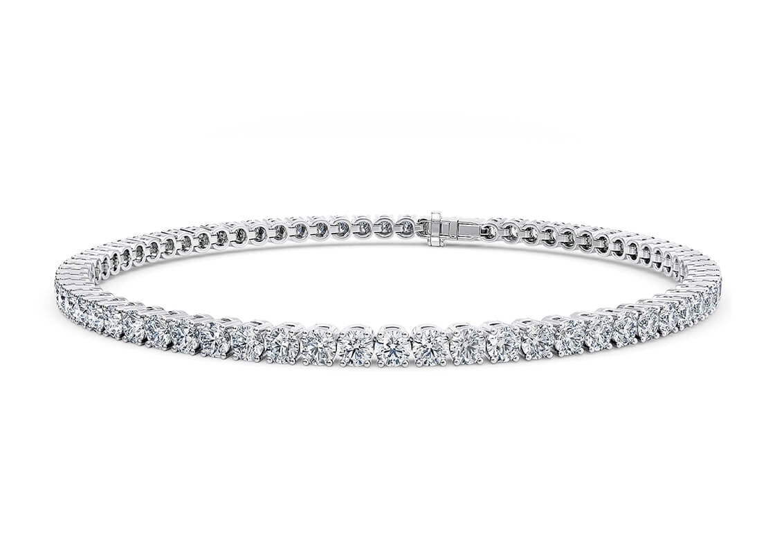 Elegante bracciale tennis in oro 18 carati con una fila continua di diamanti brillanti. Gioiello di lusso e raffinatezza