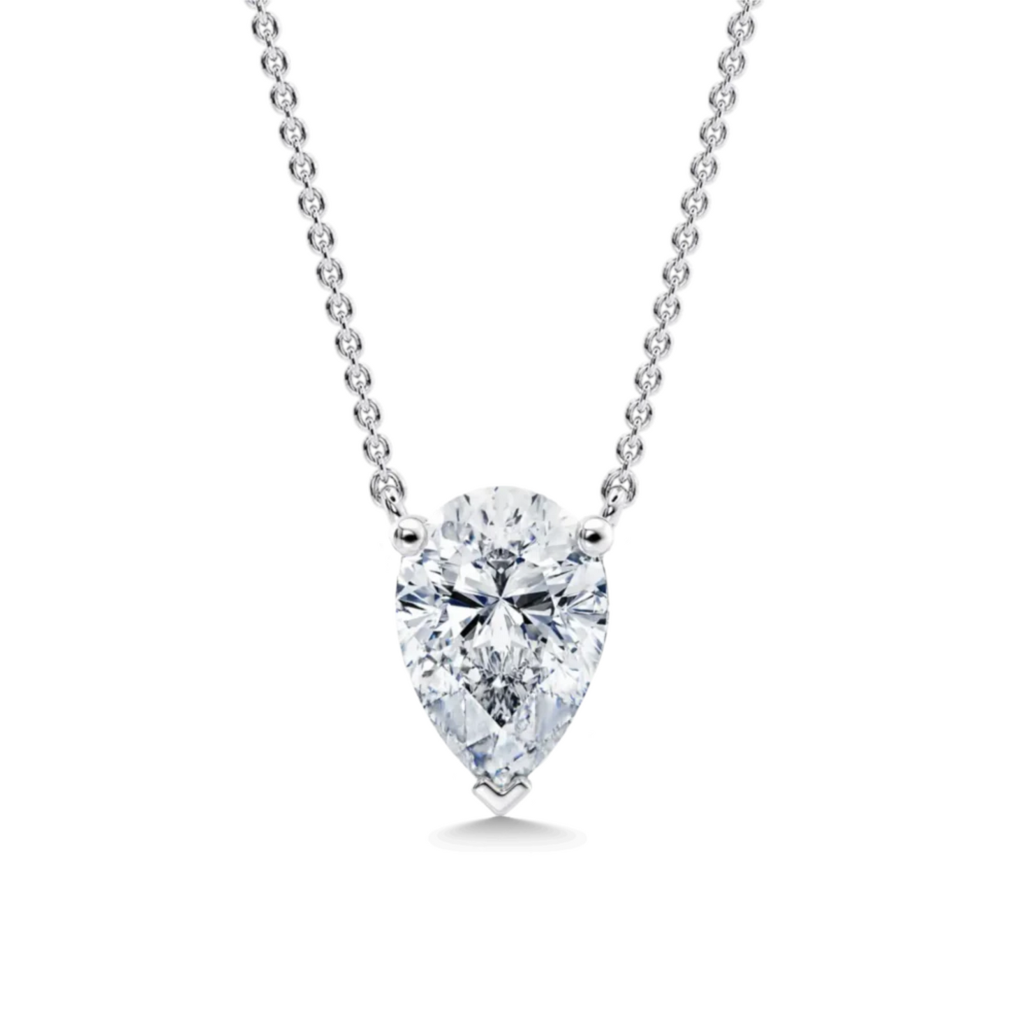Elegante collana punto luce in oro 18 carati con un diamante a taglio goccia brillante. Gioiello raffinato e distintivo.