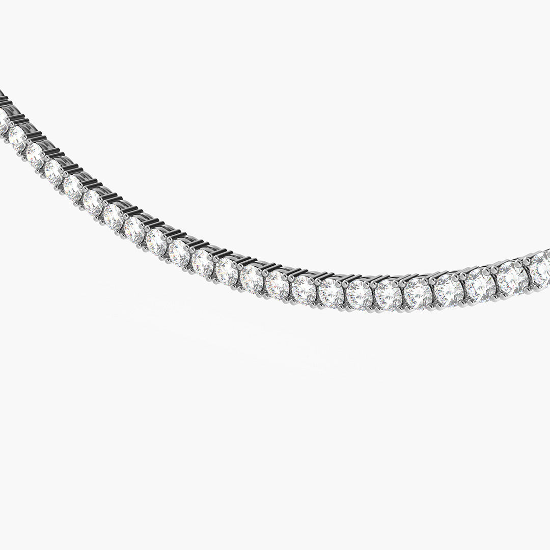 Elegante collana tennis con una fila continua di diamanti brillanti. Gioiello di lusso e raffinatezza, ideale per ogni occasione