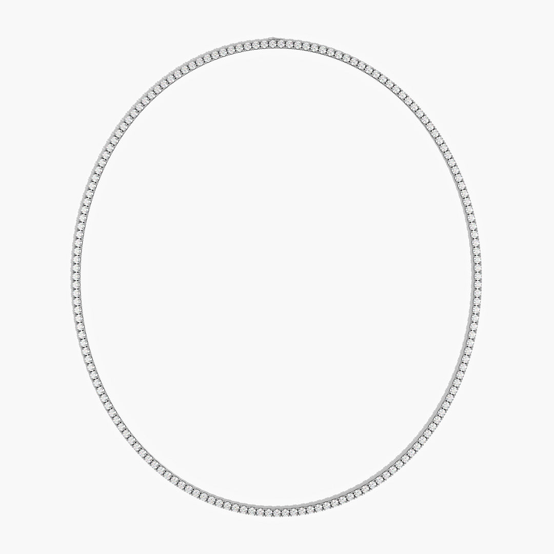 Elegante collana tennis con una fila continua di diamanti brillanti. Gioiello di lusso e raffinatezza, ideale per ogni occasione