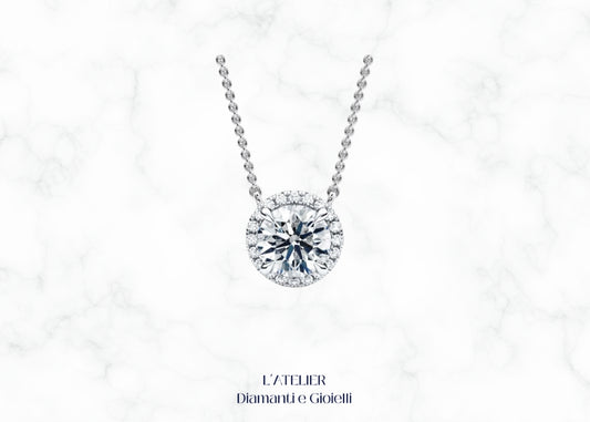 collana modello punto luce con diamante rotondo con contorno di diamanti più piccoli