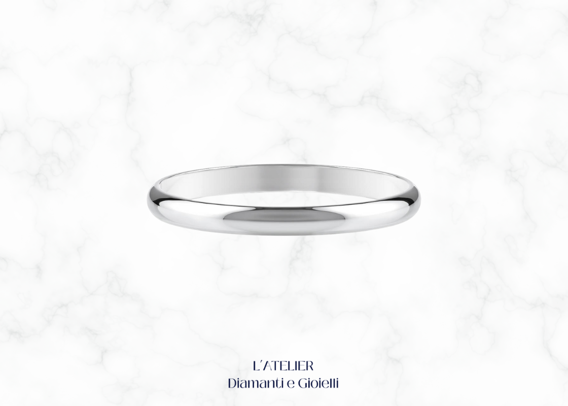 Fede nuziale classica Armonia in oro bianco 18kt, bombata e comfort. Gioiello artigianale italiano Atelier Diamanti per matrimonio.
