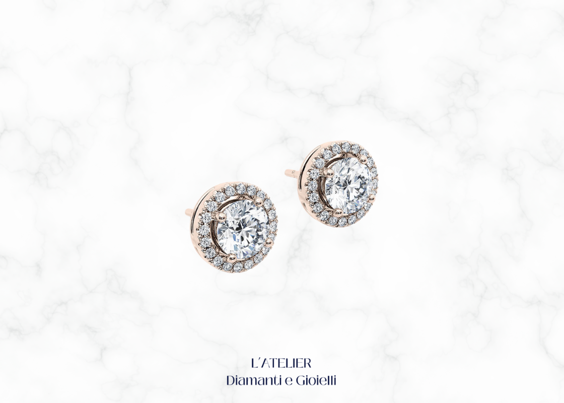 Eleganti orecchini halo in oro 18 carati con diamante centrale circondato da un pavé di diamanti più piccoli. Gioielli di lusso e raffinatezza