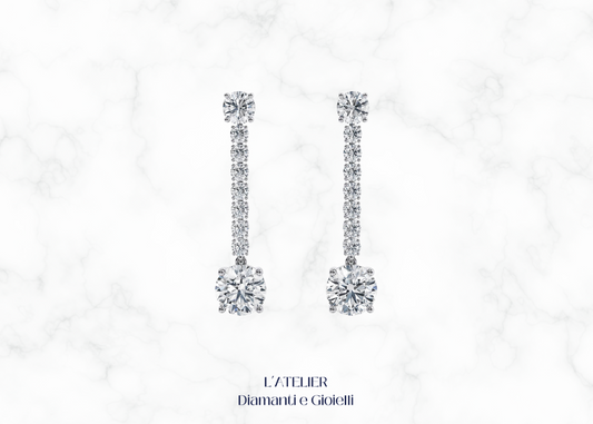 Eleganti orecchini pendenti in oro 18 carati con diamanti, che oscillano delicatamente. Gioielli di lusso e raffinatezza per ogni occasione.