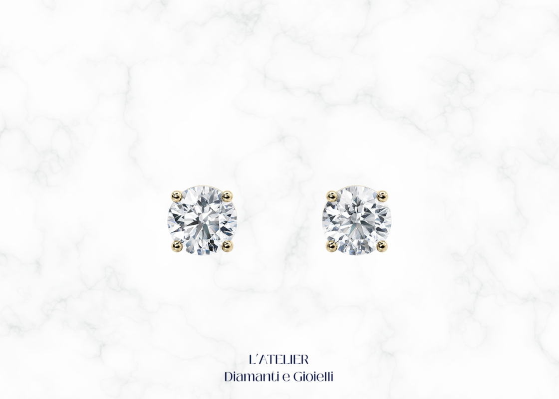 Primo piano sulla montatura a griffe di orecchini punto luce diamante Colore F Purezza VS1. Dettaglio gioiello oro 18k.