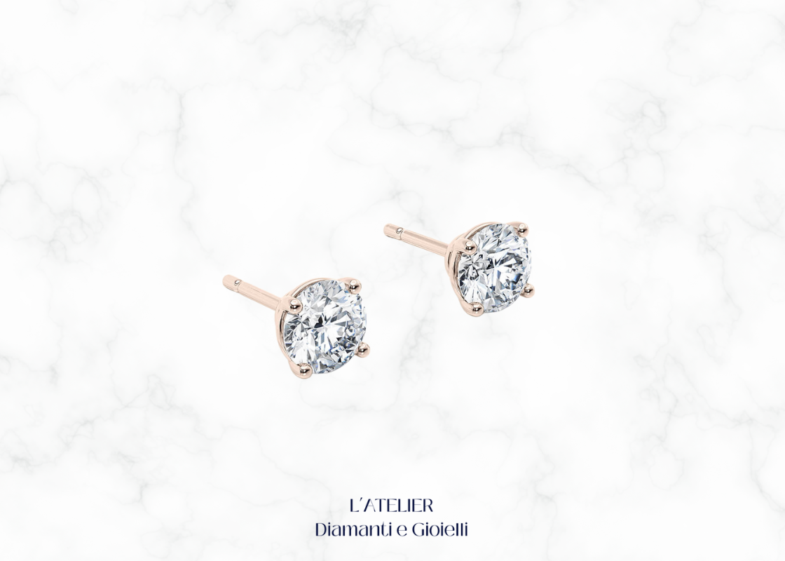 Primo piano sulla montatura a griffe di orecchini punto luce diamante Colore F Purezza VS1. Dettaglio gioiello oro 18k.