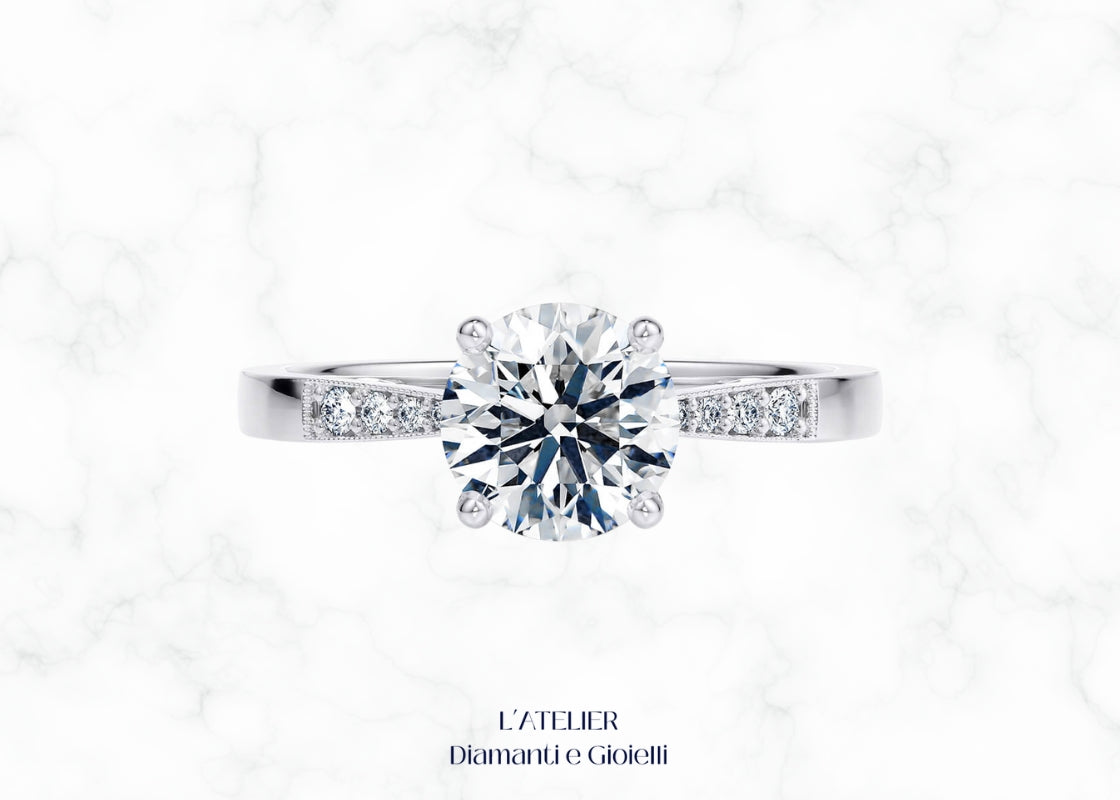 Anello di Fidanzamento "Sogno Vintage" in Oro 18kt con Diamante Centrale round e contorno di micro diamanti, dettaglio Milgrain, stile retrò Atelier Diamanti.