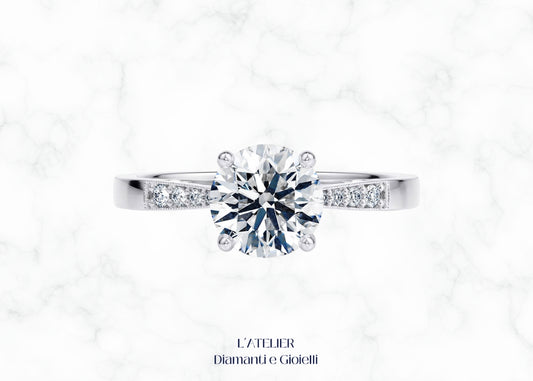 Anello di Fidanzamento "Sogno Vintage" in Oro 18kt con Diamante Centrale round e contorno di micro diamanti, dettaglio Milgrain, stile retrò Atelier Diamanti.