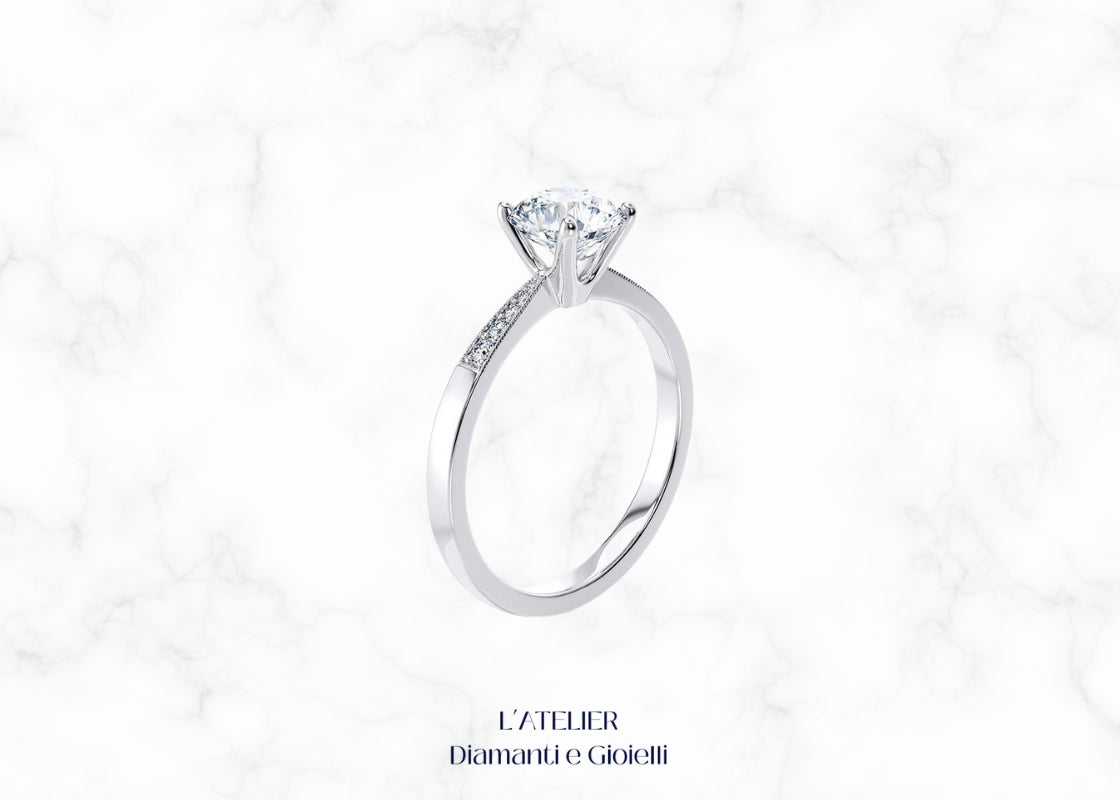 Anello di Fidanzamento "Sogno Vintage" in Oro 18kt con Diamante Centrale round e contorno di micro diamanti, dettaglio Milgrain, stile retrò Atelier Diamanti.