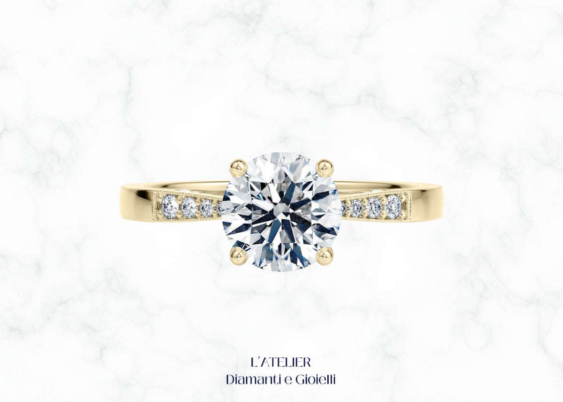 Anello di Fidanzamento "Sogno Vintage" in Oro 18kt con Diamante Centrale round e contorno di micro diamanti, dettaglio Milgrain, stile retrò Atelier Diamanti.