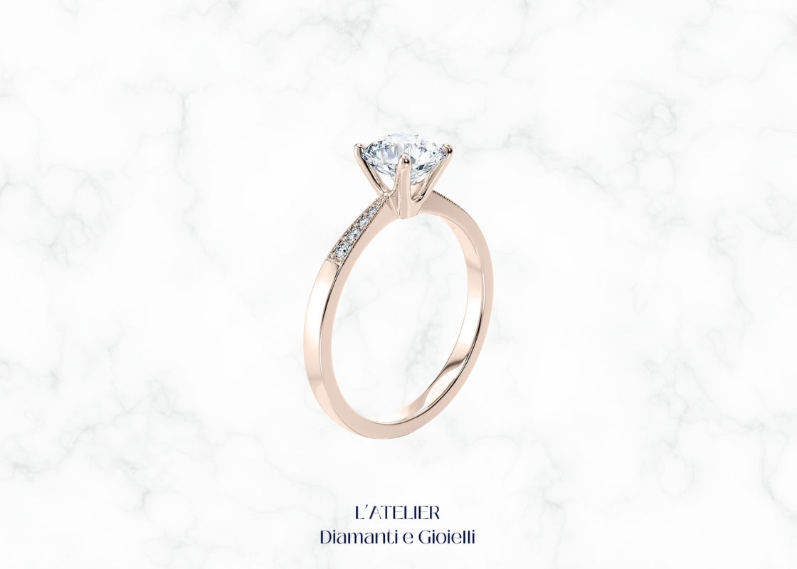 Anello di Fidanzamento "Sogno Vintage" in Oro 18kt con Diamante Centrale round e contorno di micro diamanti, dettaglio Milgrain, stile retrò Atelier Diamanti.