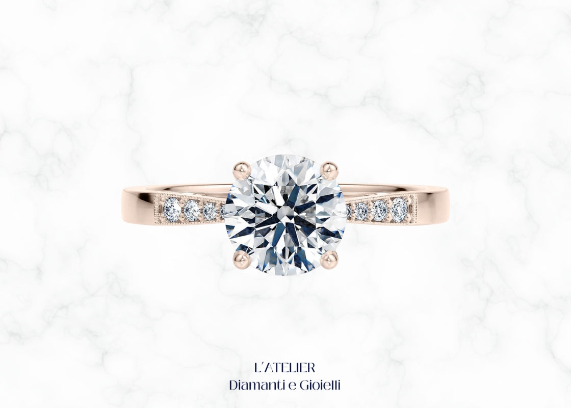 Anello di Fidanzamento "Sogno Vintage" in Oro 18kt con Diamante Centrale round e contorno di micro diamanti, dettaglio Milgrain, stile retrò Atelier Diamanti.