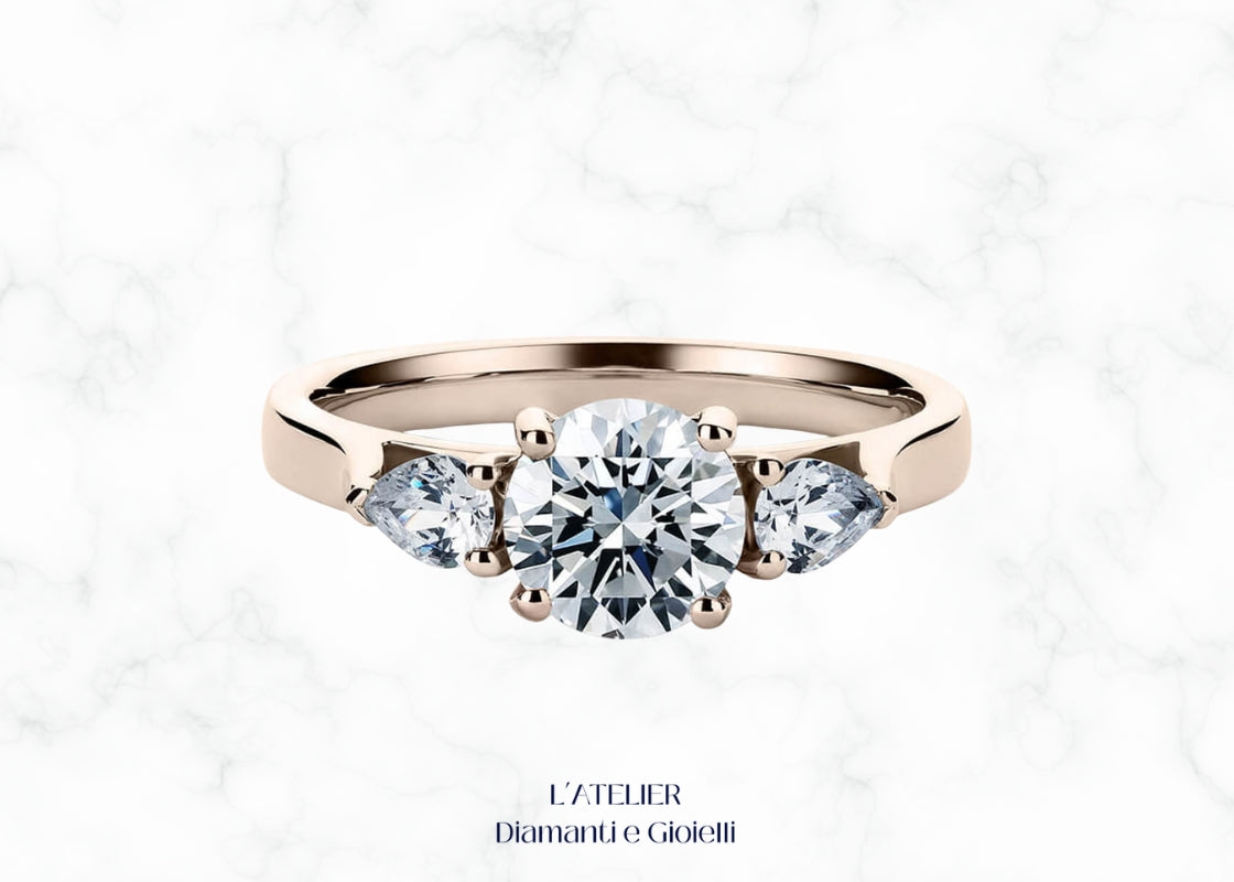 Elegante anello in oro 18 carati con diamanti taglio goccia centrali e fascia con pavé di diamanti. Gioiello lussuoso e distintivo.