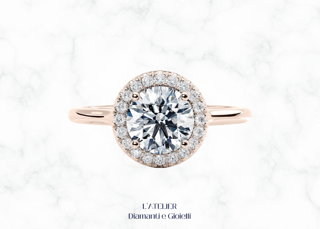 Elegante anello solitario halo in oro 18 carati con diamante centrale circondato da un pavé di diamanti. Gioiello di fidanzamento lussuoso e brillante.